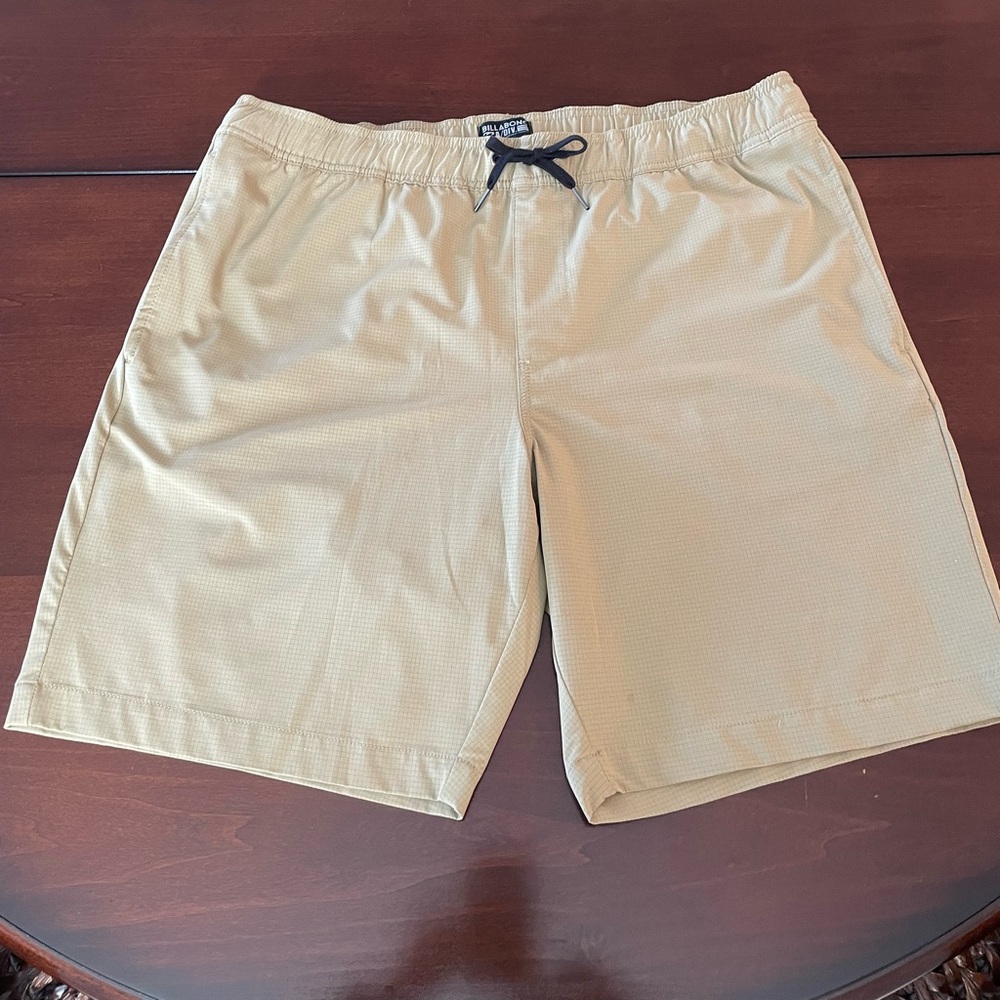 Men’s BillaBong shorts  Tan XL
